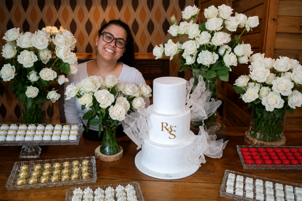 cake designer em Curitiba criando bolo personalizado premium com acabamento sofisticado em buttercream e pasta americana